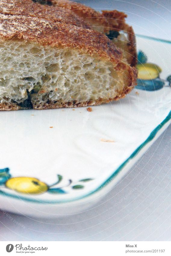 Olivenbrot Lebensmittel Teigwaren Backwaren Brot Ernährung Abendessen Teller frisch saftig trocken Duft mediterran Innenaufnahme Nahaufnahme Detailaufnahme