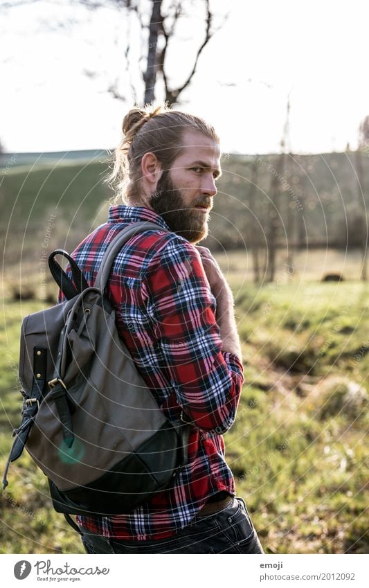 unterwegs maskulin Junger Mann Jugendliche Erwachsene 1 Mensch 18-30 Jahre Umwelt Natur Schönes Wetter Coolness natürlich Hipster Rucksack wandern