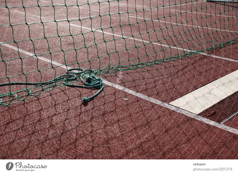 Sportplatz Leichtathletik Sportstätten Netz rot Farbfoto Gedeckte Farben Außenaufnahme Menschenleer Morgen Licht Schatten Sonnenlicht Zentralperspektive Bahn