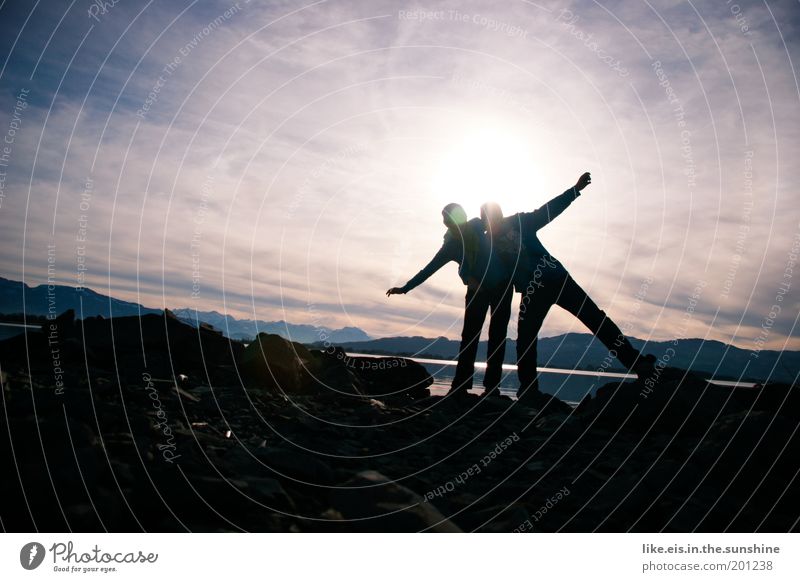 Glücksmomente*** Freude Winter Berge u. Gebirge Feierabend Frau Erwachsene Mann Freundschaft Paar 2 Mensch Himmel Sonnenlicht Felsen Seeufer Bodensee genießen