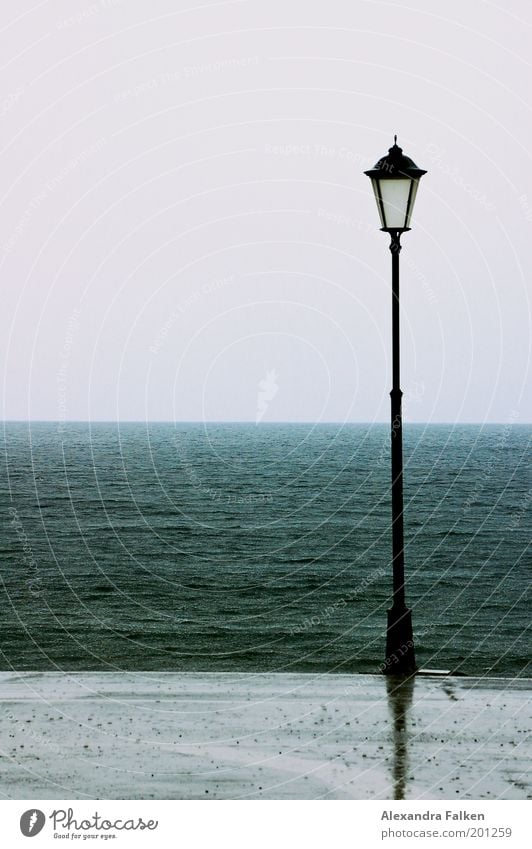 Steht eine Laterne... II Klima Klimawandel Wetter schlechtes Wetter Unwetter Wind Regen Wellen Küste Seeufer Strand Meer kalt Einsamkeit nass Laternenpfahl