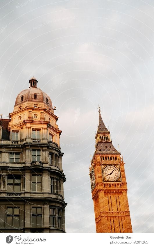 What Time is it, Mates? Sehenswürdigkeit Wahrzeichen Big Ben schön Wärme Glück Lebensfreude Farbfoto Außenaufnahme London Uhr Turmuhr Wolkenhimmel Menschenleer