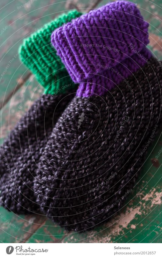 warme Füße Freizeit & Hobby Handarbeit stricken Strümpfe Schuhe Hausschuhe frieren kuschlig Wärme weich Wolle Wollsocke Farbfoto Innenaufnahme