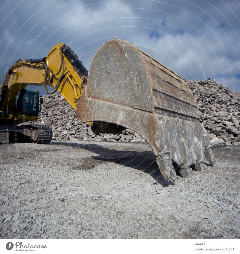 Baggerschaufel Baustelle Fahrzeug Stein stehen warten Aggression authentisch dreckig dunkel gigantisch groß modern rebellisch stark Perspektive Wachstum