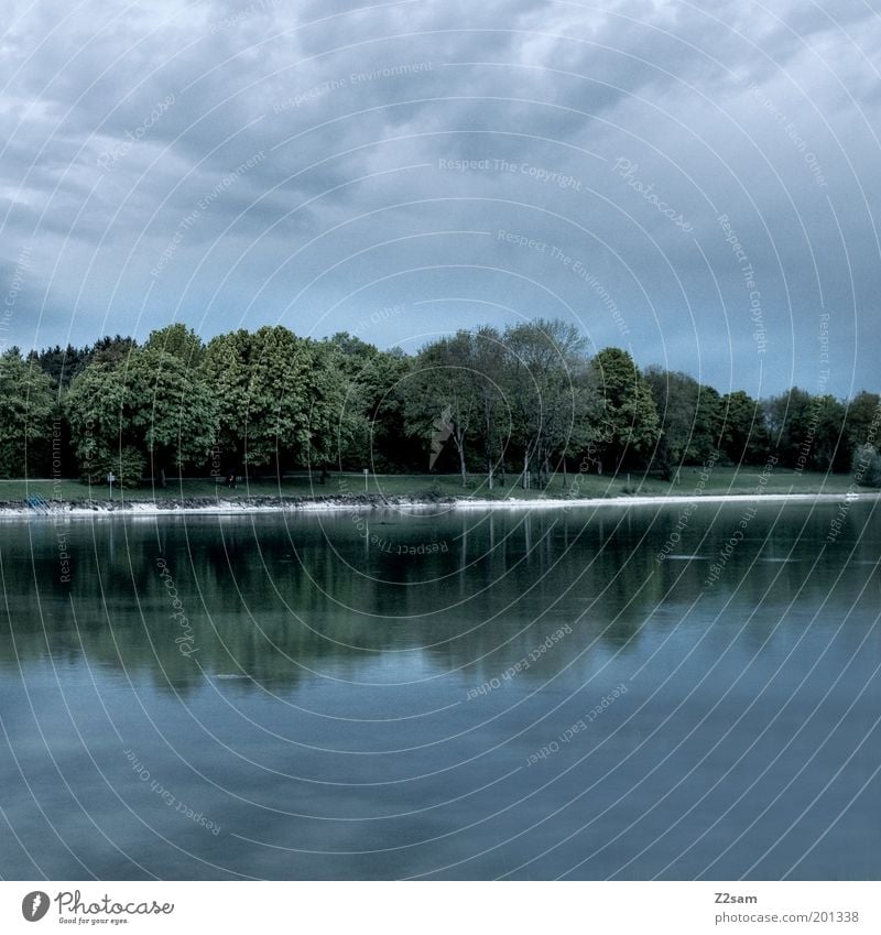 fast dunkel Umwelt Natur Landschaft Himmel Nachthimmel Sommer Gewitter Seeufer Erholung ästhetisch kalt nachhaltig ruhig Wasser Reflexion & Spiegelung Baum grün