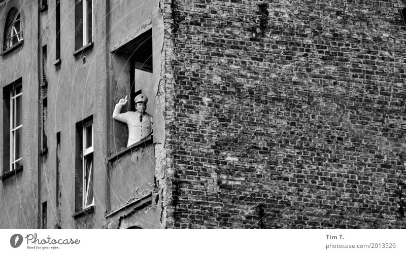 Prenzlauer Berg 2017 Berlin Stadt Hauptstadt Stadtzentrum Altstadt Menschenleer Haus Fassade Balkon Häusliches Leben Zufriedenheit Polizei Puppe Altbau