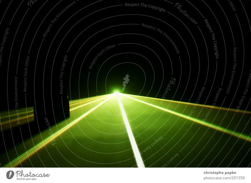 Wo Licht erstrahlt auf längst vergangene Wünsche Nachtleben Party Veranstaltung Club Disco clubbing Tanzen Fortschritt Zukunft High-Tech leuchten grün Laser