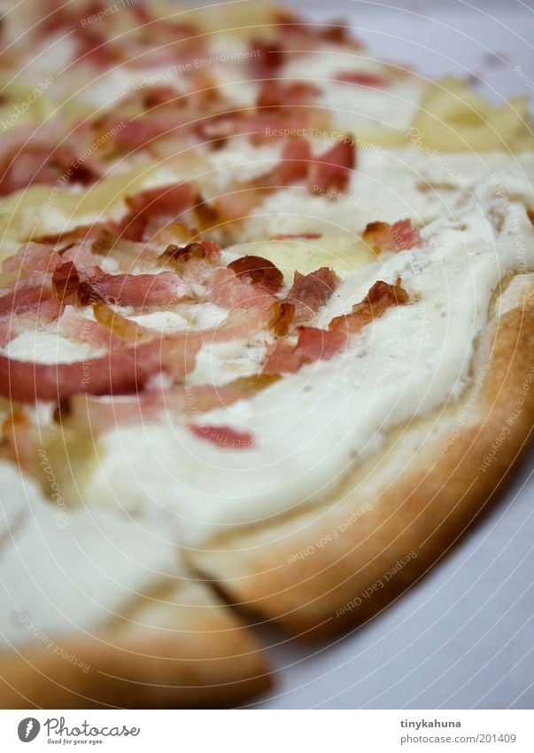 tarte flambée Fleisch Milcherzeugnisse Gemüse Teigwaren Backwaren genießen Duft einfach lecker braun gold weiß Innenaufnahme Detailaufnahme Menschenleer Tag