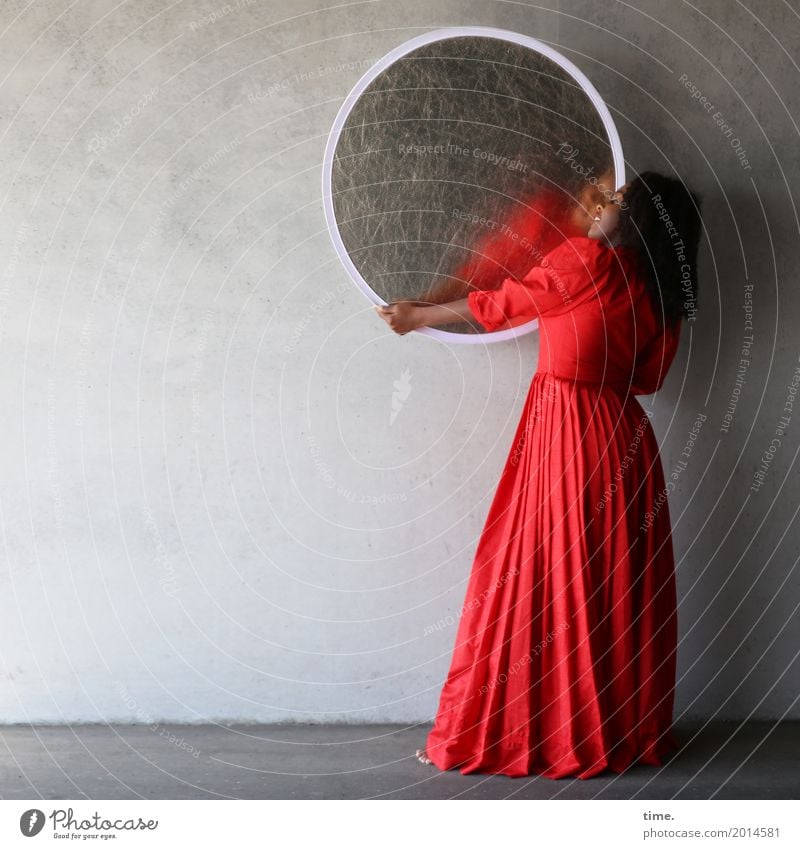 Arabella feminin Frau Erwachsene 1 Mensch Schauspieler Tanzen Mauer Wand Kleid Barfuß brünett Locken Reflektor beobachten festhalten Blick stehen