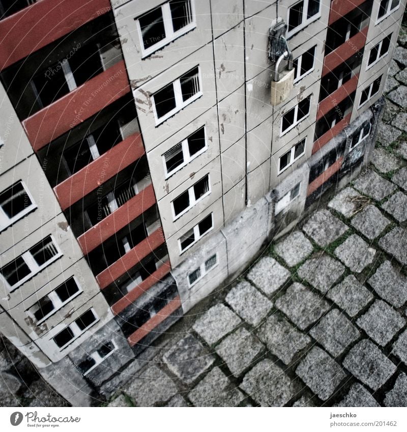 Kleine Platte Kunst Kunstwerk Haus Hochhaus Fassade Balkon kalt trist Stadt grau Zukunftsangst Surrealismus Verfall Vergänglichkeit Plattenbau Schloss Miniatur