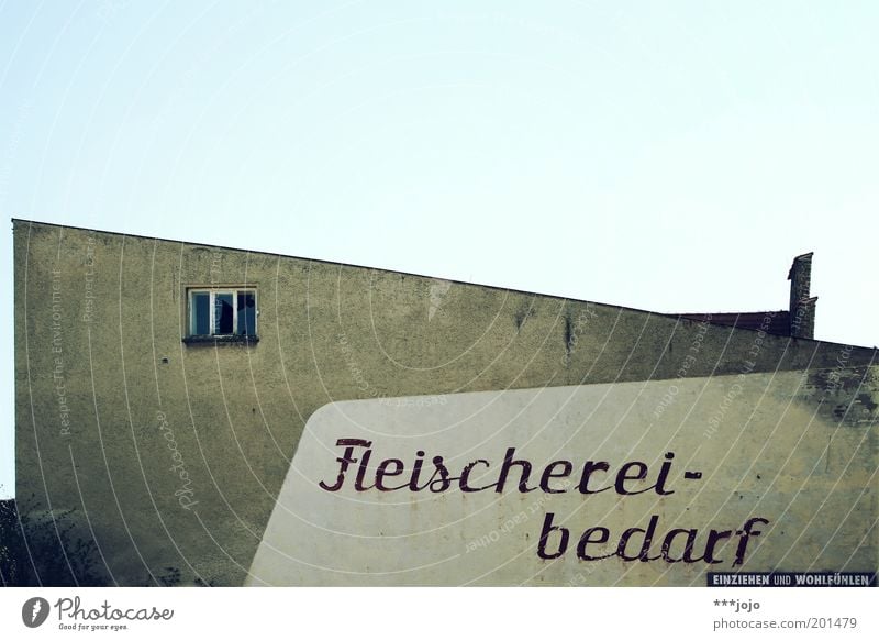 einziehen und wohlfühlen. Handel Rostock Haus Ruine Gebäude Mauer Wand Fassade alt verfallen Fenster Fleisch Ladengeschäft Metzgerei trist Verfall Betonwand