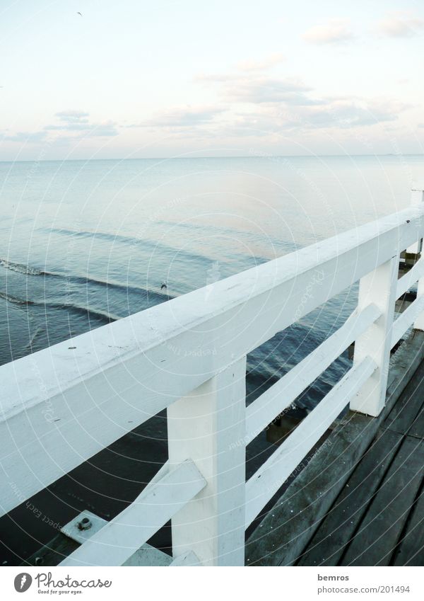 Auf dem Steg Natur Landschaft Wasser Himmel Horizont Wellen Küste Seeufer Strand Ostsee elegant nass Stimmung Kraft Romantik Gelassenheit Sehnsucht Erholung