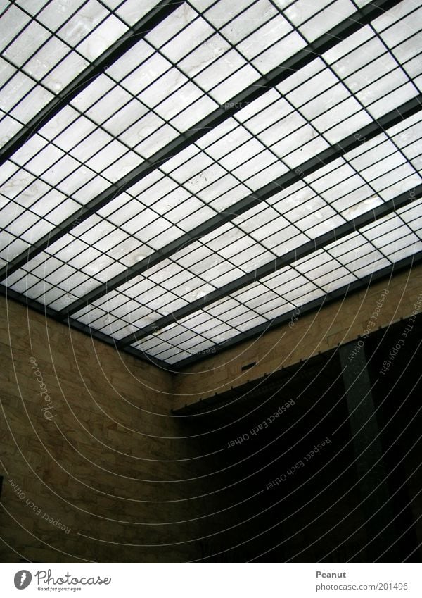 Eckpunkt . Venedig Bahnhof Gebäude Architektur Mauer Wand Fenster Dach eckig Farbfoto Innenaufnahme Licht Schatten Kontrast Dachfenster Glasfassade Menschenleer