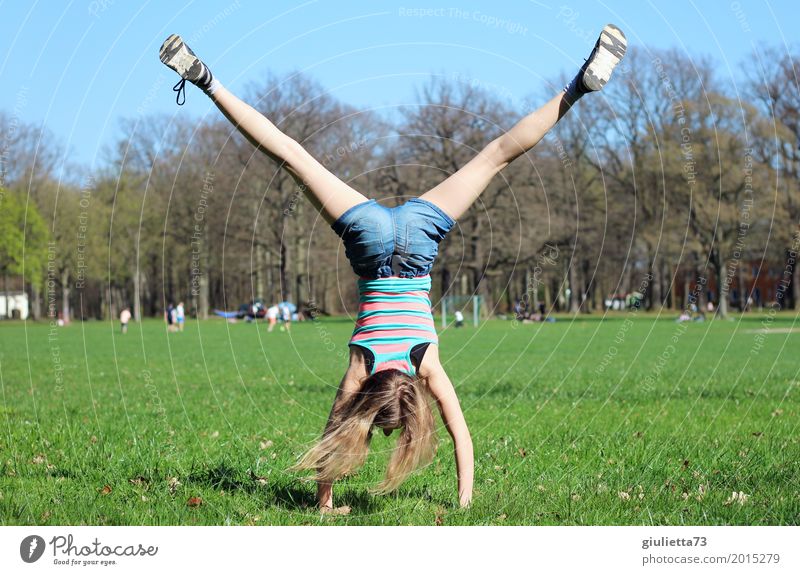 Rad schlagen im April || feminin Kind Mädchen Junge Frau Jugendliche Kindheit Leben 1 Mensch 8-13 Jahre Frühling Park Wiese Shorts Trägershirt langhaarig