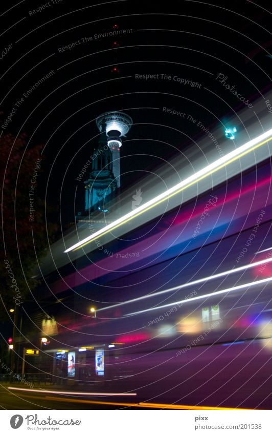 Home an der Spree Lifestyle Tourismus Städtereise Nachtleben Feierabend Nachthimmel Kirche Bauwerk Sehenswürdigkeit Wahrzeichen Verkehrsmittel