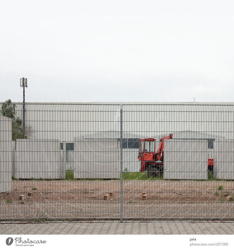 betriebshof Arbeit & Erwerbstätigkeit Baustelle Industrie Unternehmen Himmel Pflanze Industrieanlage Gebäude Zaun Bagger Beton trist Farbfoto Gedeckte Farben