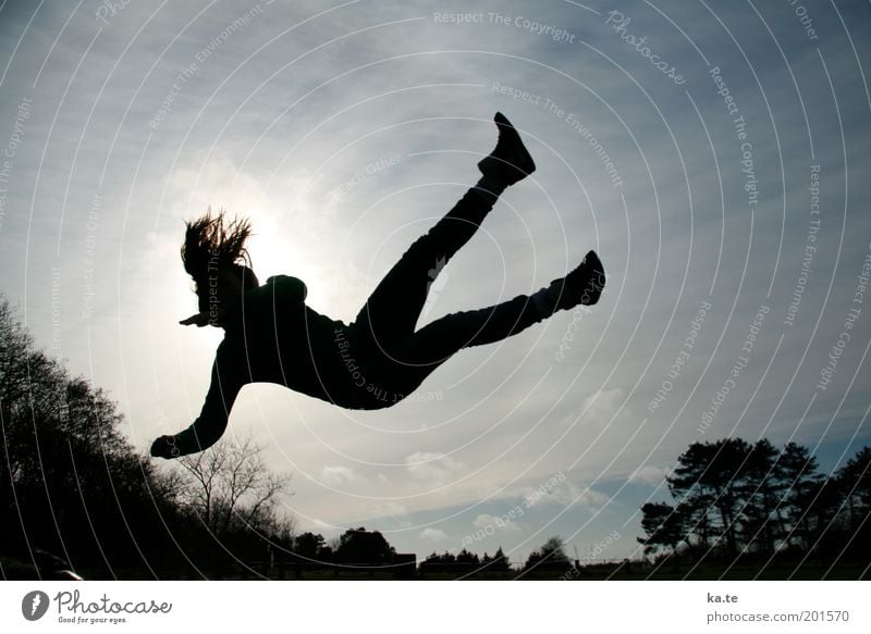 Es ist noch kein Meister... Junge Frau Jugendliche Körper 1 Mensch Luft Himmel Schönes Wetter Baum fallen fliegen springen leuchten Fröhlichkeit Gesundheit dünn