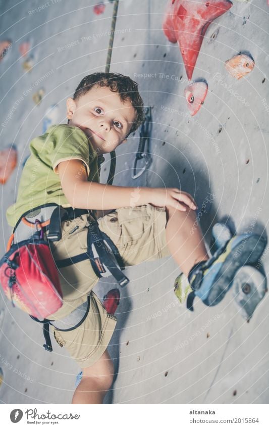 Kleiner Junge klettert an einer Felswand in der Halle Freude Freizeit & Hobby Spielen Ferien & Urlaub & Reisen Abenteuer Entertainment Sport Klettern