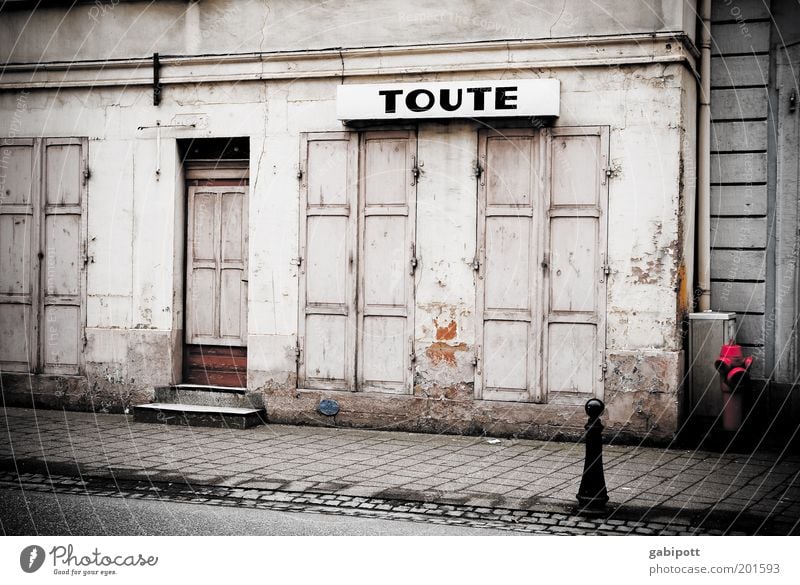 TOUTE Dorf Stadtrand Altstadt Haus Ruine Bauwerk Gebäude Architektur Mauer Wand Fassade Fenster Tür Schriftzeichen alt Armut authentisch kaputt grau