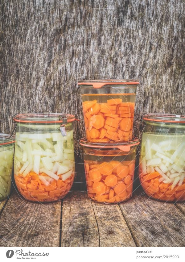 lasst euch einmachen! Lebensmittel Gemüse einfach Gesundheit Billig gut Möhre Kohlrabi Einmachglas Holzbrett Holztisch Farbfoto Innenaufnahme Nahaufnahme