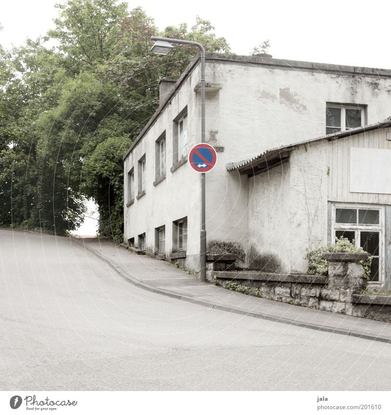 eingeschränktes haltverbot Baum Haus Bauwerk Gebäude Fassade Fenster Laternenpfahl Straße Wege & Pfade Verkehrszeichen Verkehrsschild trist Bürgersteig Farbfoto