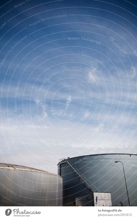 Tankerstelle I Energiewirtschaft Energiekrise Himmel Wolken Schönes Wetter Bremerhaven Hafenstadt Industrieanlage Fabrik Großtank Großtanklager Öltank Gasometer