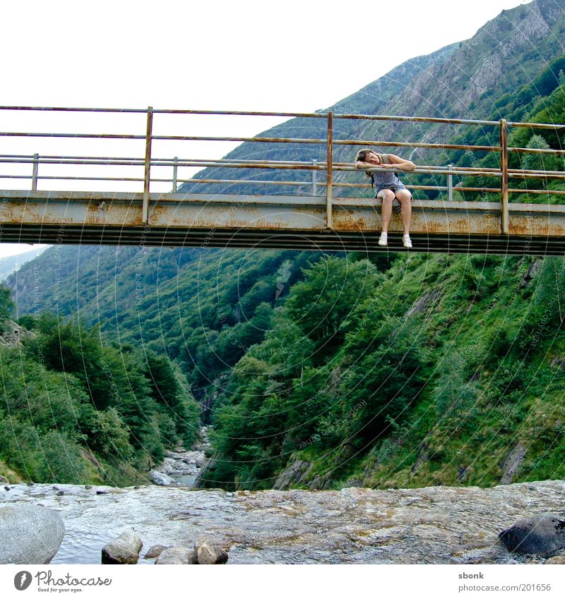 Long story Mensch Mädchen Junge Frau Jugendliche Leben 1 18-30 Jahre Erwachsene Natur Landschaft Wasser Baum Wald Hügel Alpen Berge u. Gebirge Brücke