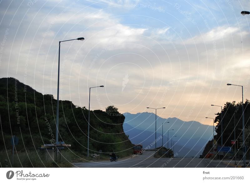 Fata Morgana? Landschaft Himmel Wolken Horizont Sommer Schönes Wetter Berge u. Gebirge Menschenleer Straße Kleinmotorrad frei groß natürlich Hoffnung Sehnsucht