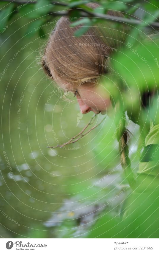 Allein am Ufer feminin Kopf Haare & Frisuren 1 Mensch Natur Sträucher Fluss brünett langhaarig Zopf beobachten Denken Erholung genießen träumen frei einzigartig