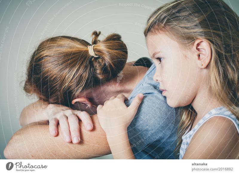 traurige Tochter, die ihre Mutter zu Hause umarmt. Konzept der Paarfamilie ist in Trauer. Lifestyle Gesicht Kind Mensch Mädchen Frau Erwachsene Eltern