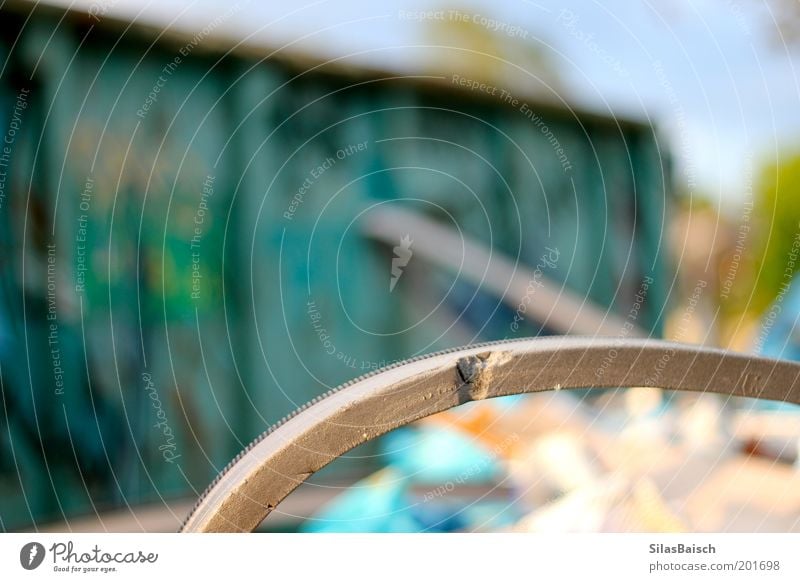 Müllcontainer im Wald Umwelt Müllhalde Müllbehälter Farbfoto Außenaufnahme Menschenleer Tag Starke Tiefenschärfe Container