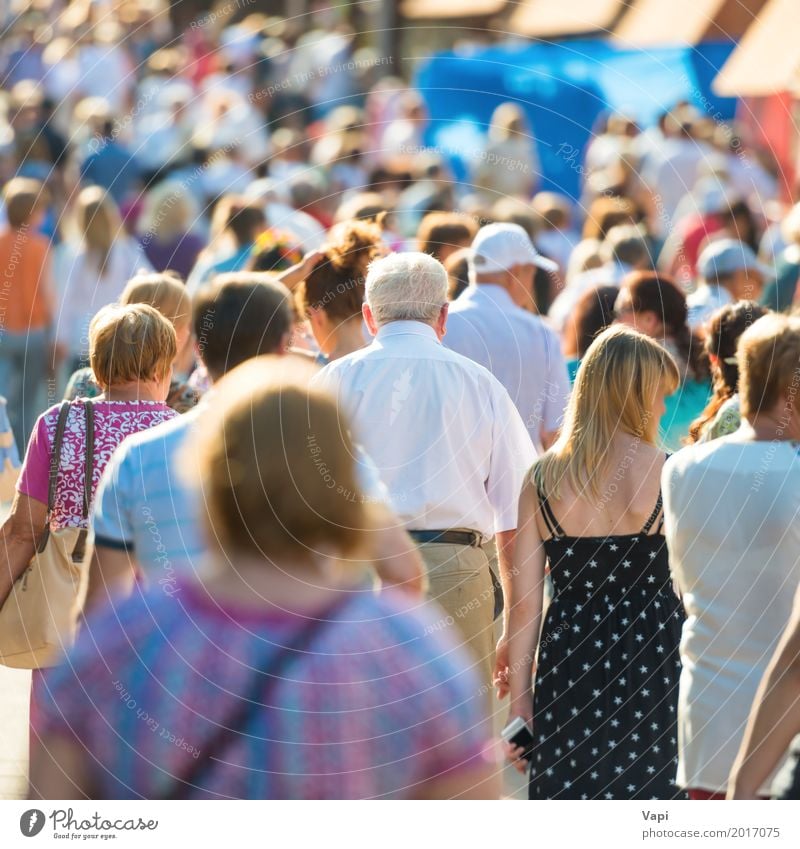 Masse der Leute, die auf die beschäftigte Stadtstraße gehen Lifestyle kaufen Ferien & Urlaub & Reisen Städtereise Arbeit & Erwerbstätigkeit Business Mensch Frau