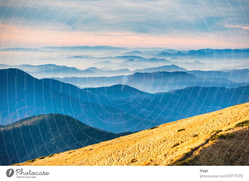 Blick vom Bergrücken mit gelbem Gras schön Ferien & Urlaub & Reisen Sommer Berge u. Gebirge Umwelt Natur Landschaft Himmel Wolken Horizont Sonnenaufgang