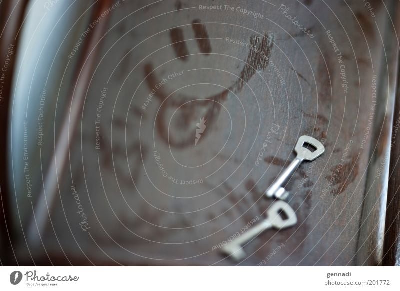 Die Schlüssel zum Glück Staub staubig Smiley Lächeln lachen liegen Experiment Menschenleer Unschärfe