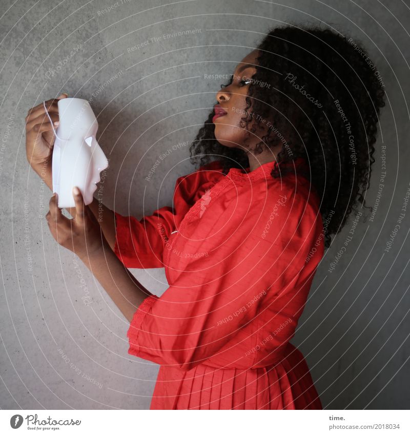 Arabella feminin Frau Erwachsene 1 Mensch Schauspieler Maske Mauer Wand Kleid Haare & Frisuren brünett Locken Afro-Look beobachten festhalten Blick dunkel schön