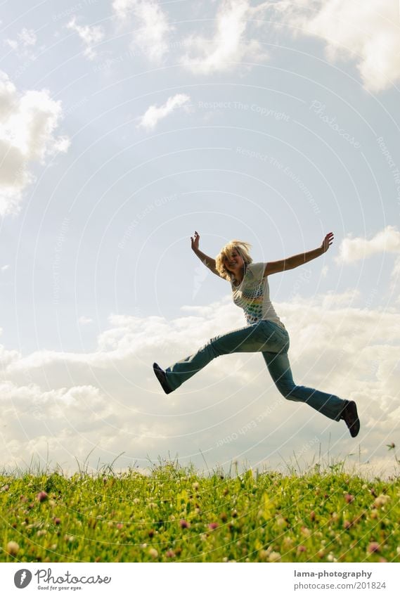 feel good inc. Wohlgefühl Ferien & Urlaub & Reisen Freiheit Mensch feminin Junge Frau Jugendliche Leben Natur Himmel Wolken Frühling Sommer Schönes Wetter Gras