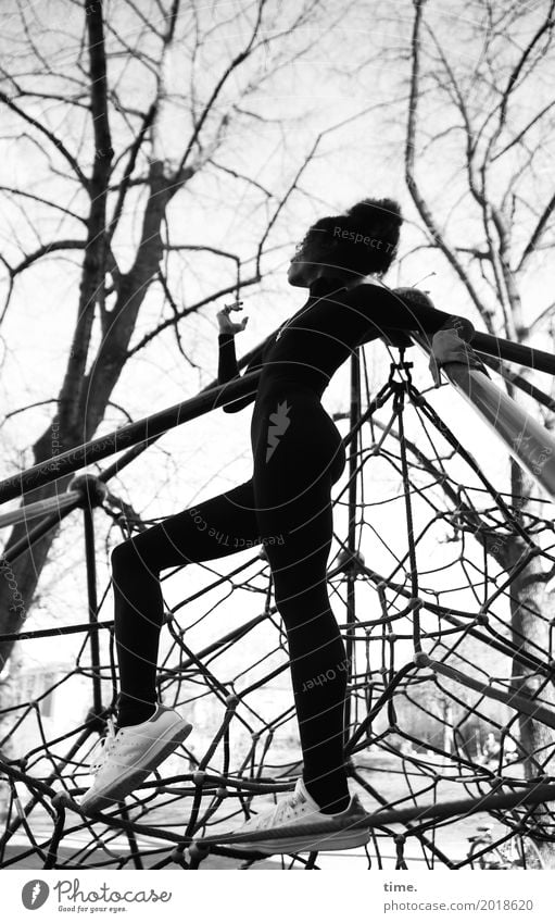 . Klettern Bergsteigen Kletteranlage feminin Frau Erwachsene 1 Mensch Baum Spielplatz beobachten festhalten Blick Sport stehen warten schön selbstbewußt