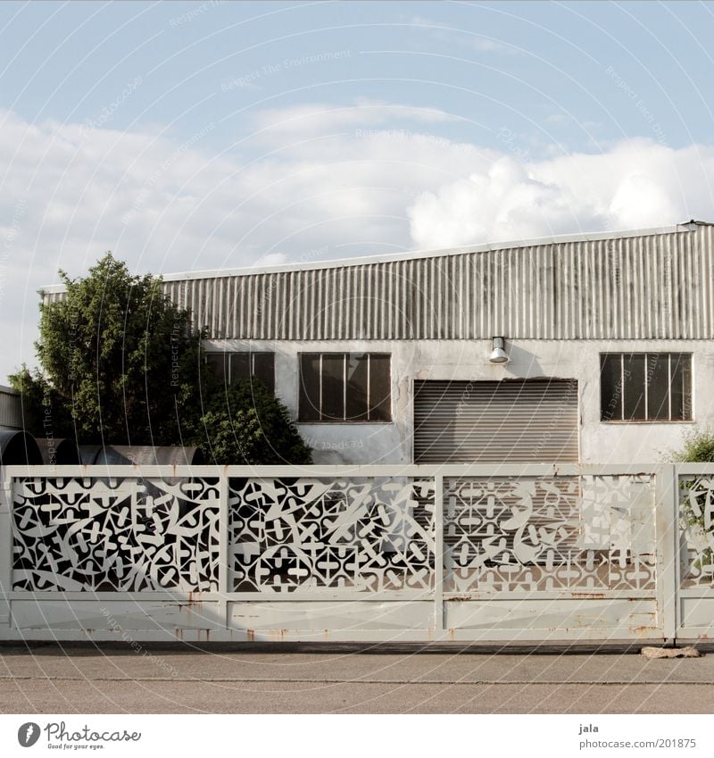 Geländer Tor Dienstleistungsgewerbe Handwerk Himmel Baum Bauwerk Gebäude Hof trist unten Farbfoto Gedeckte Farben Außenaufnahme Menschenleer Textfreiraum oben