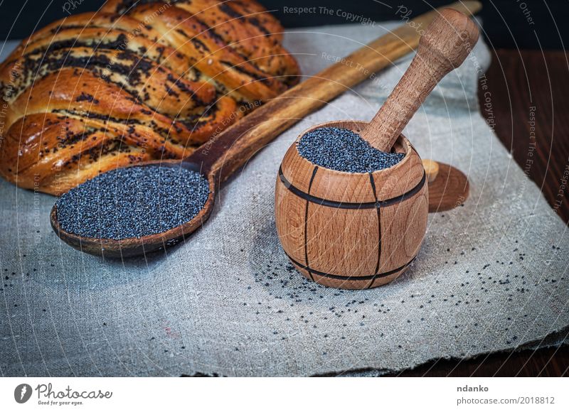 Mohn in einem hölzernen Mörser Brötchen Dessert Kräuter & Gewürze Ernährung Schalen & Schüsseln Löffel Holz frisch natürlich braun schwarz Gebäck Haufen Korn