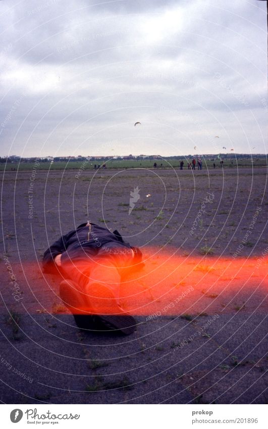 prokop liegend. tempelhof. Mensch maskulin Mann Erwachsene Unendlichkeit Gelassenheit ruhig Langeweile Zufriedenheit Flughafen Drachenfliegen faulenzen