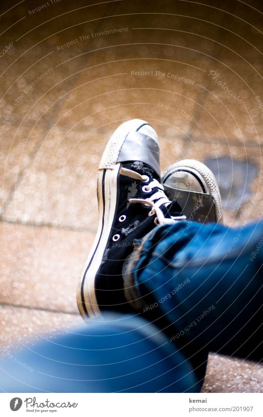 Mach mal Pause Lifestyle Wohlgefühl Zufriedenheit Erholung ruhig Mensch feminin Erwachsene Beine Fuß 1 Boden Fliesen u. Kacheln Mode Stoff Jeanshose Schuhe