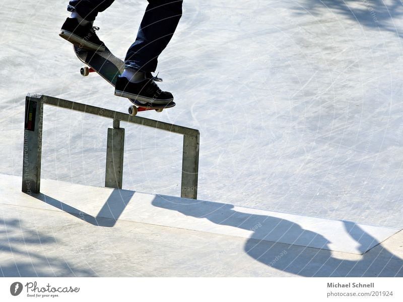 Skateboarding Freizeit & Hobby Skaterbahn Fuß 1 Mensch sportlich Junger Mann Geländer Jugendliche Tag Farbfoto Außenaufnahme Textfreiraum rechts Schatten