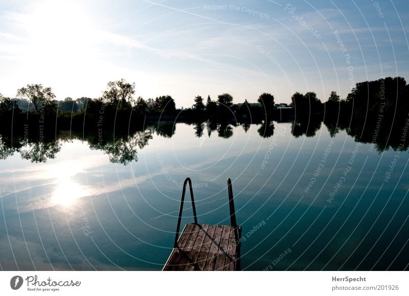 "Es lächelt der See..." Umwelt Natur Landschaft Himmel Wolken Sonne Frühling Sommer Seeufer Teich natürlich blau schwarz weiß Steg Idylle Morgendämmerung