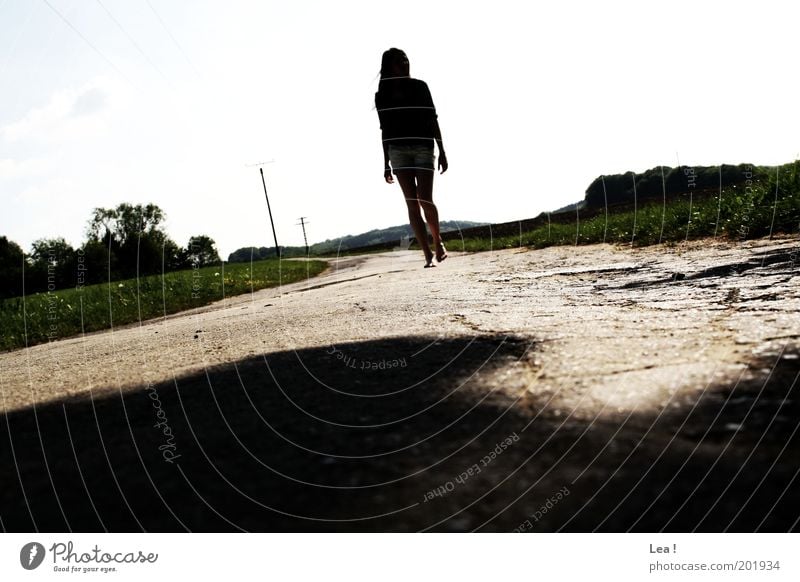 Folgt mir, denn ich weiß auch nicht wo es lang geht. feminin 1 Mensch Landschaft Wiese Straße Wege & Pfade gehen genießen Ferne ruhig Barfuß Farbfoto