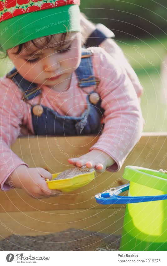 Erdbeermütze IX Kunst Kunstwerk ästhetisch träumen friedlich Sand Sandkasten Eimer Mütze Mädchen Kindheit Kindheitserinnerung Kindheitstraum Spielen spielend