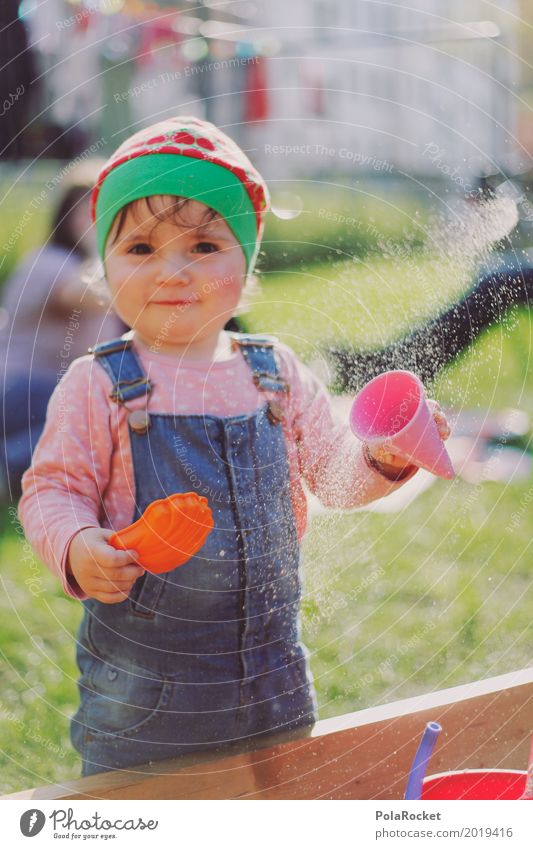 Erdbeermütze IV Kind Kleinkind 1 Mensch ästhetisch Verschmitzt grinsen niedlich Sand Sandkasten Spielen Außenaufnahme Kindheit Kindergarten Kindheitserinnerung