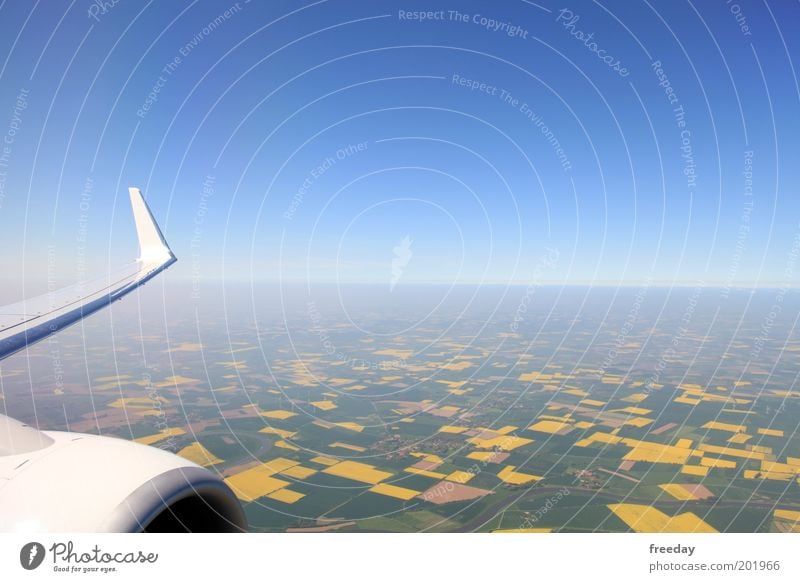 ::: Im Landeanflug ::: Flugzeug Geschäftsreise Luftverkehr Triebwerke Tragfläche Ferien & Urlaub & Reisen fliegen Antrieb Fenster Aussicht Höhe Reisefotografie