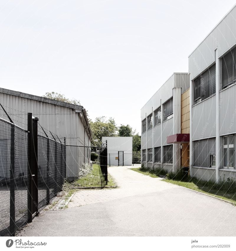 zufahrt Fabrik Industrie Handwerk Mittelstand Unternehmen Stadtrand Haus Industrieanlage Platz Bauwerk Gebäude Straße Wege & Pfade trist Zaun Zufahrtsstraße