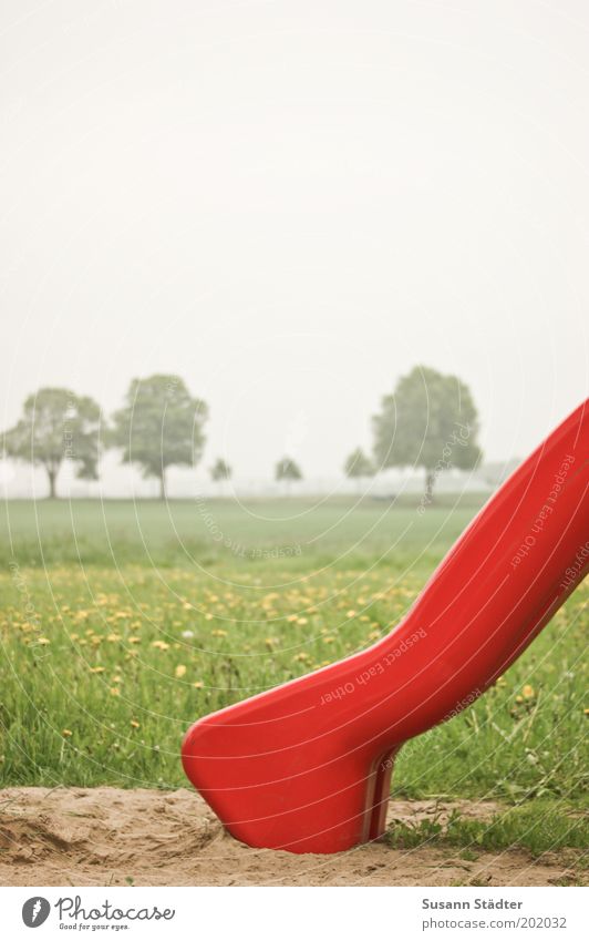 Kinderträume Landschaft Garten Wiese Feld Kindheit Natur Naturschutzgebiet Rutsche Spielplatz rot Löwenzahn Baum Sandkasten Gras Landleben Ödland Farbfoto