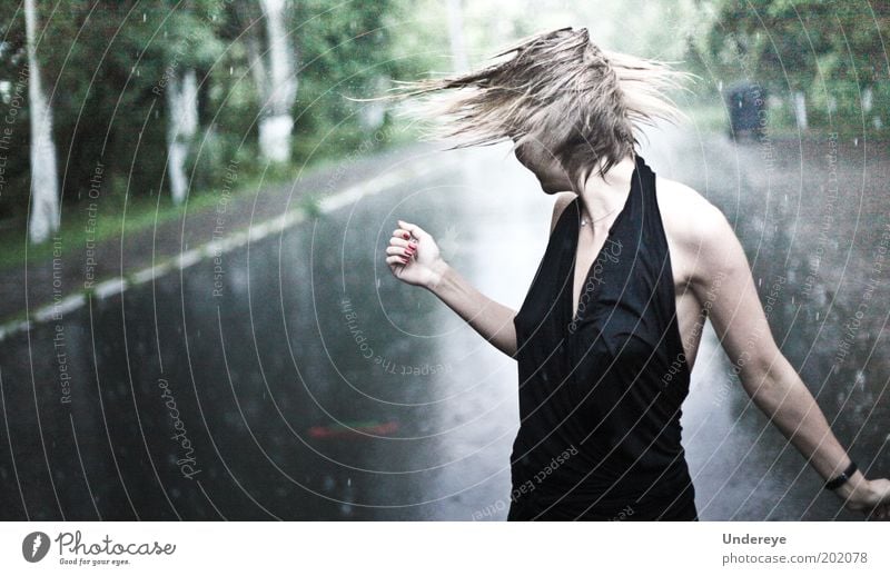 Regen 1 Mensch Junge Frau Jugendliche 18-30 Jahre Erwachsene schön Behaarung nass Kleid Wassertropfen Farbfoto Gedeckte Farben Außenaufnahme Tag